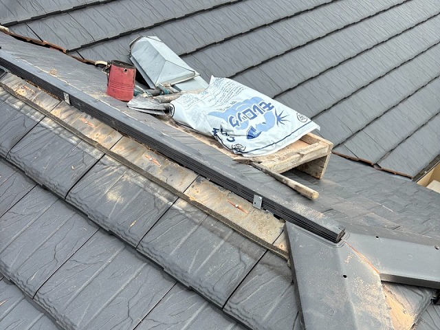 棟部役物取り替え改修工事の樹脂製胴縁取り付け状況