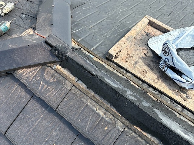 棟部役物取り替え改修工事の漆喰塗りによる土台づくり