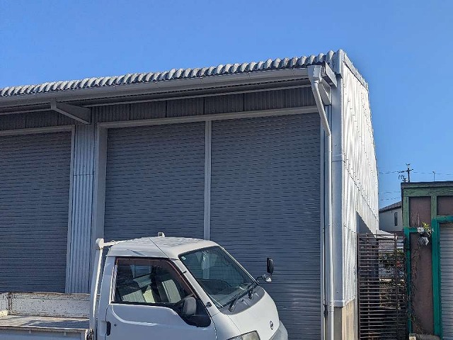 貸倉庫の波型スレート屋根の劣化状況を確認した現場調査