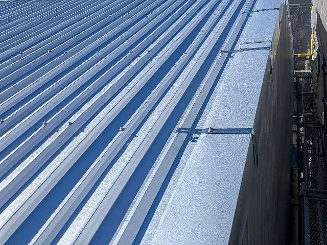 貸倉庫屋根カバー工事のケラバ部への板金役物設置状況