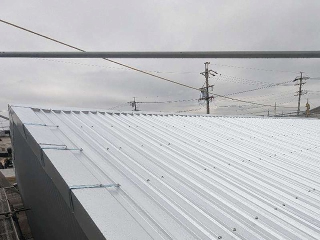 貸倉庫屋根カバー工事の棟部への専用役物設置が完了