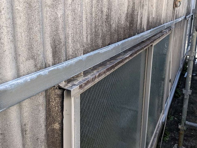 倉庫建物外壁カバー工事の外壁仕上げ材を固定するための下地材取り付け