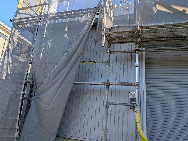 貸倉庫外壁カバー工事のガルバリウム鋼板材施工状況