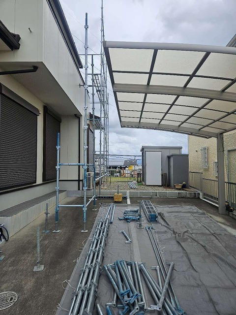 板金役物と陶器瓦同質役物との取り替え工事の足場組み立て状況