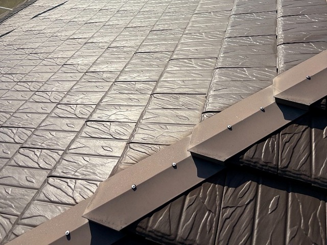 隅棟部の差し棟板金に塗膜剥がれなどの劣化が見られる状況