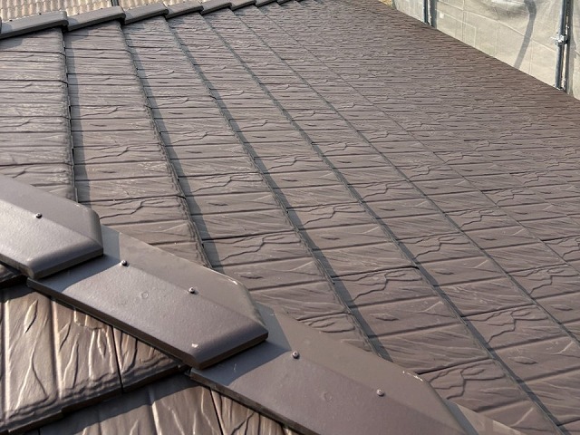 隅棟差し棟板金の上に陶器瓦同質瓦役物を設置した状況