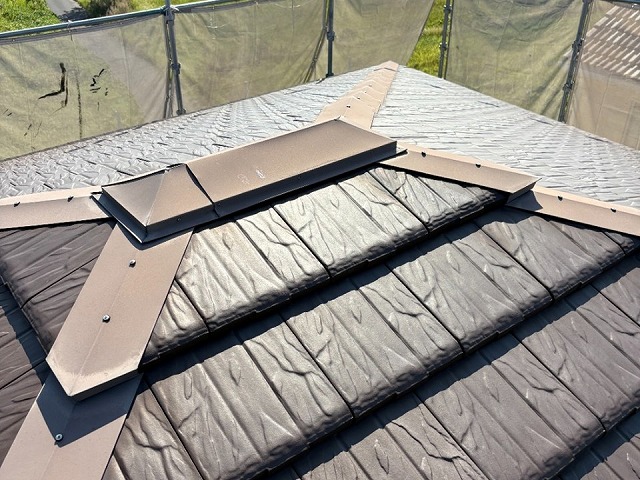 取り替え改修工事を行う大棟部棟板金の劣化状況