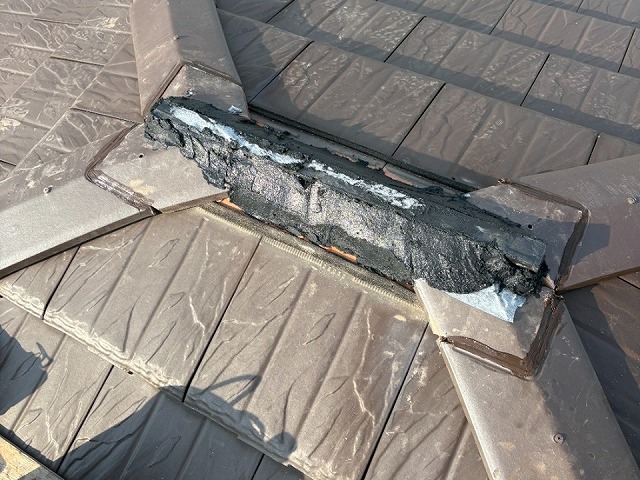 棟役物取り替え改修工事のモルロック塗り固めによる土台づくり