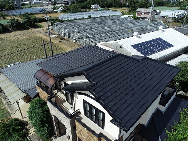 ドローンを使った住宅屋根無料点検の上空からの様子