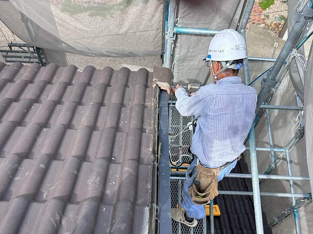 袖瓦取り直し工事で補強した下地への袖瓦再設置工程