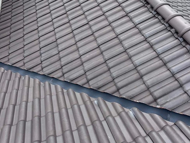谷板金へのガルバリウム鋼板カバー工事が完了した状況