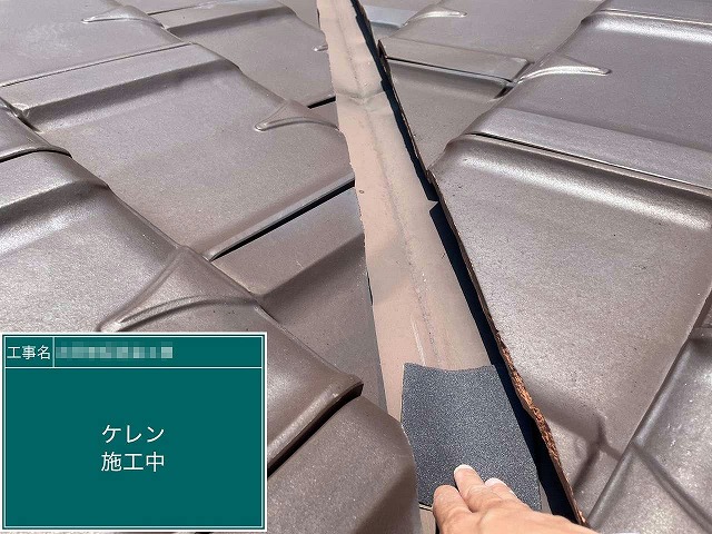 住宅屋根谷板金塗装工事のケレン処理