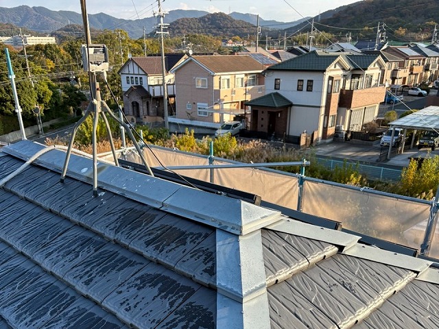 役物取り替え改修工事を行う住宅屋根の大棟部