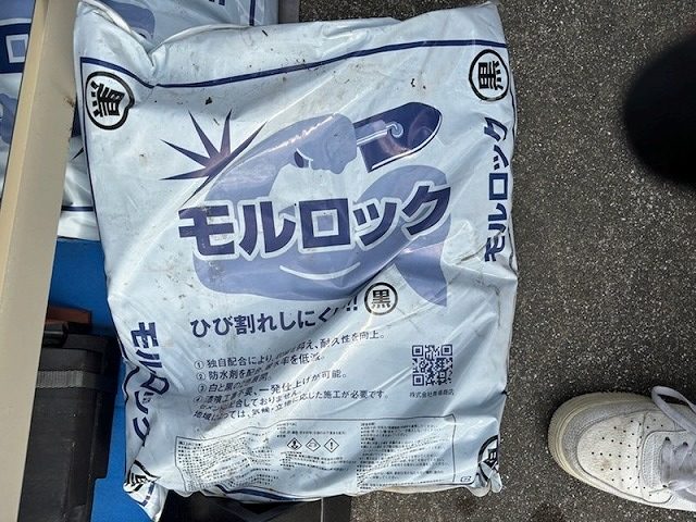 役物取り替え改修工事の棟部土台づくりで使用したモルロック