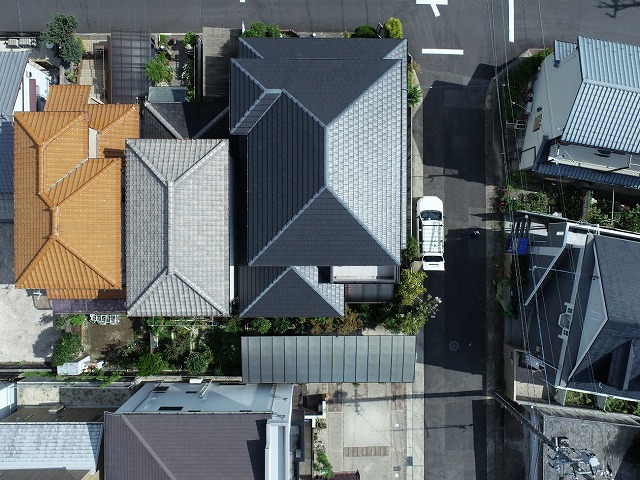ドローンで空撮した防災瓦屋根の全体の状況
