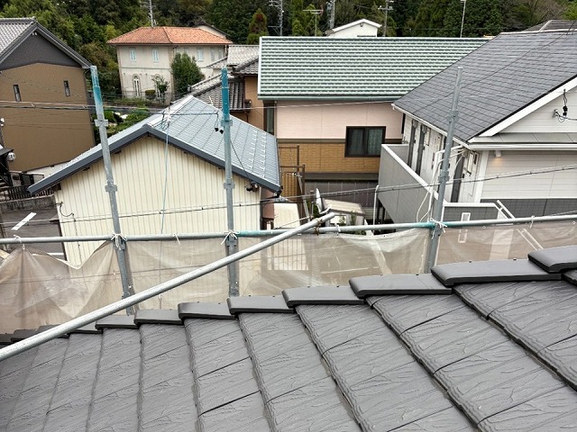 差し棟板金に平板瓦と同質の瓦役物を被せてステンレスビスで固定している施工の様子
