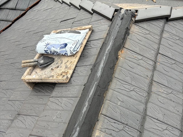 垂木の両側へモルロックをコテで塗り付けている施工の様子