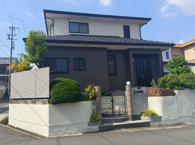 1階と2階で異なる色柄を組み合わせたツートンカラーの窯業系サイディング外壁の住宅