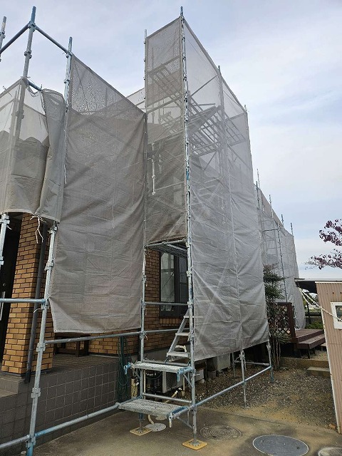 住宅側面に組まれた足場と昇降用階段の設置状況