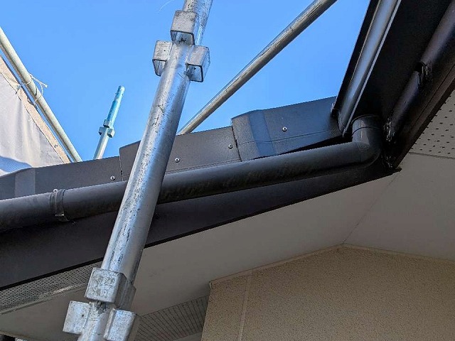 ケラバ板金を撤去した後に袖瓦の設置が完了した住宅の屋根