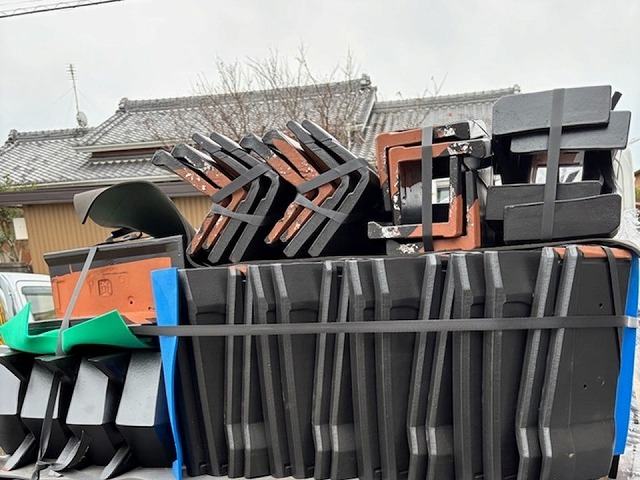 施工前に束ねられた三角形状の三角冠瓦の資材