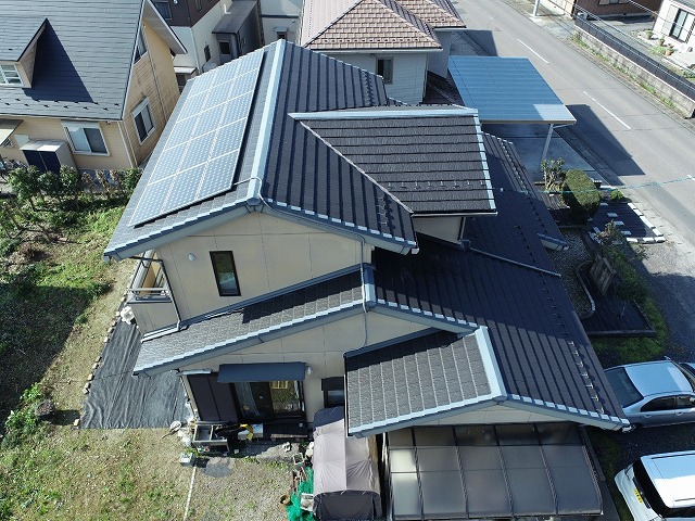 ドローンで撮影した住宅無料点検時の屋根全体の様子