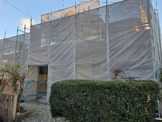 屋根役物取り替え工事の足場設置作業が進む住宅正面の様子