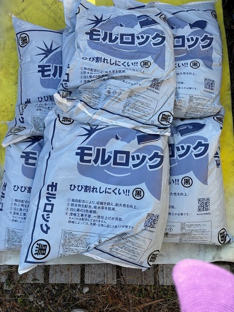 土台形成に使用する漆喰材「モルロック」の資材