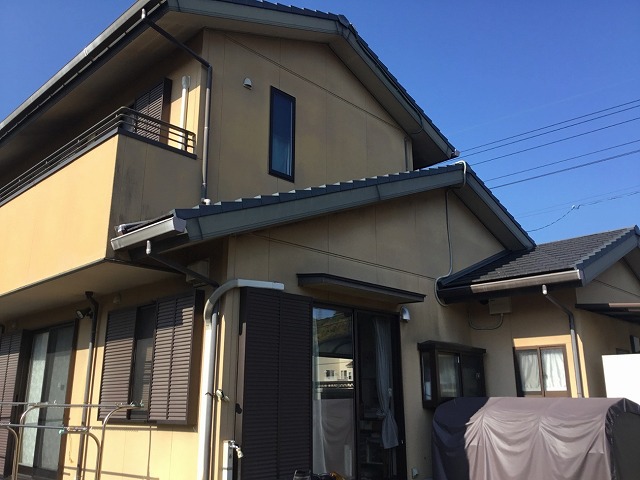 サイディング外壁に色あせやカビが見られる住宅の外観