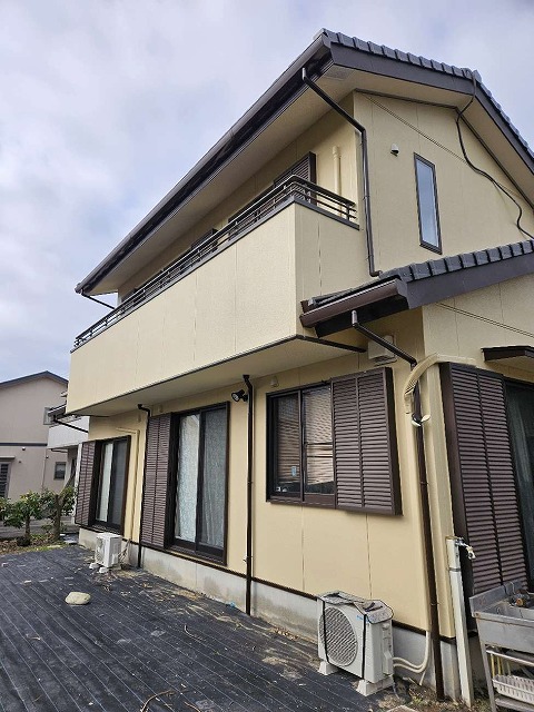 外壁塗装工事が完了した住宅正面の仕上がり全景