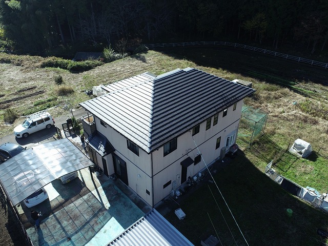 ドローンで上空から撮影した住宅と屋根全体の様子