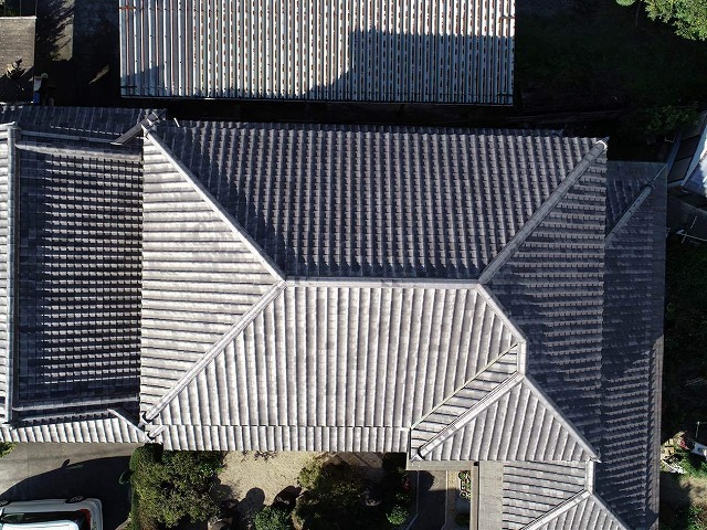 ドローンで真上から撮影した住宅瓦屋根の全体像
