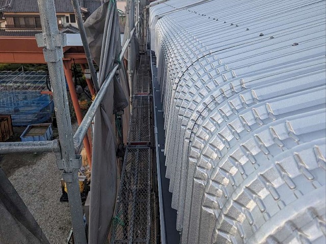 折板屋根によるカバー工事で軒先に曲げ加工を施したガルバリウム鋼板屋根材を取り付け
