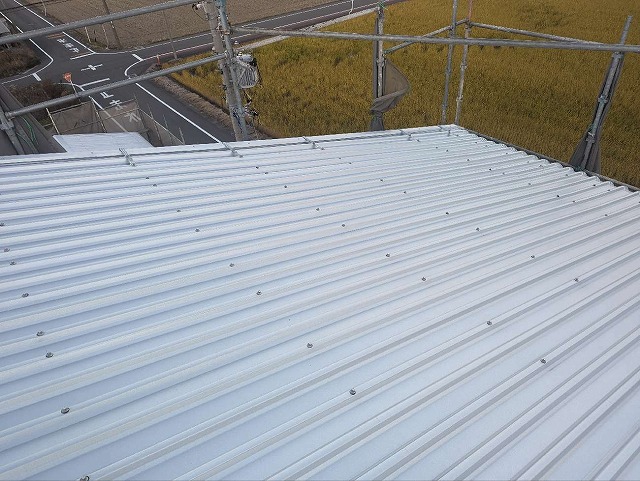 工場建物の波型スレート屋根カバー工事でケラバ板金の設置状況