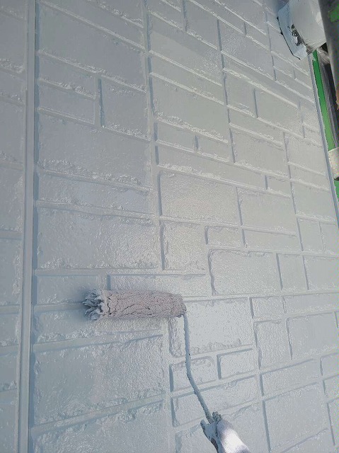 外壁サイディング塗装工事の3回塗り工程の中塗り