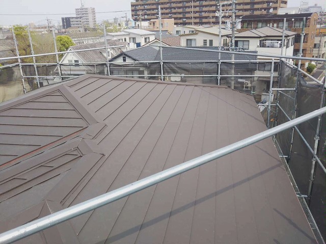 名古屋市熱田区の3階建て住宅でガルバリウム鋼板のダンネツトップを用いた屋根カバー工法