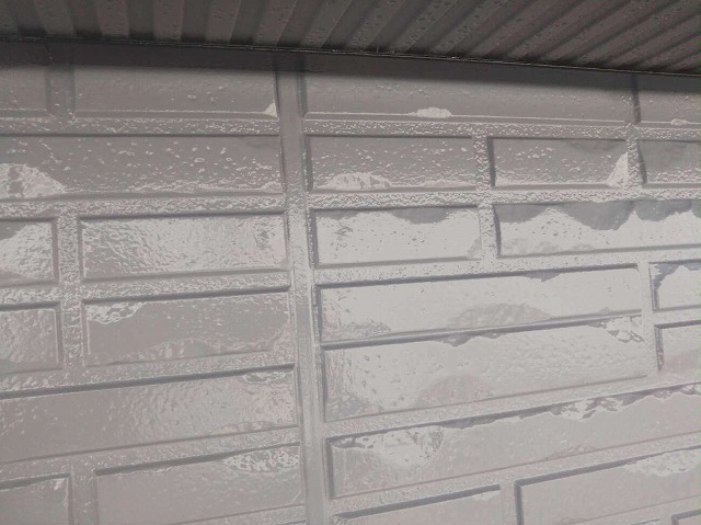 劣化した外壁サイディングへ無機塗料を用いた仕上げ塗装
