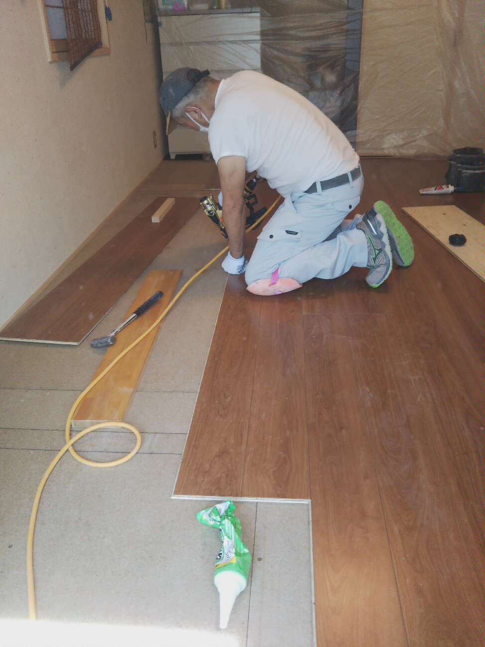 釘で下地に固定