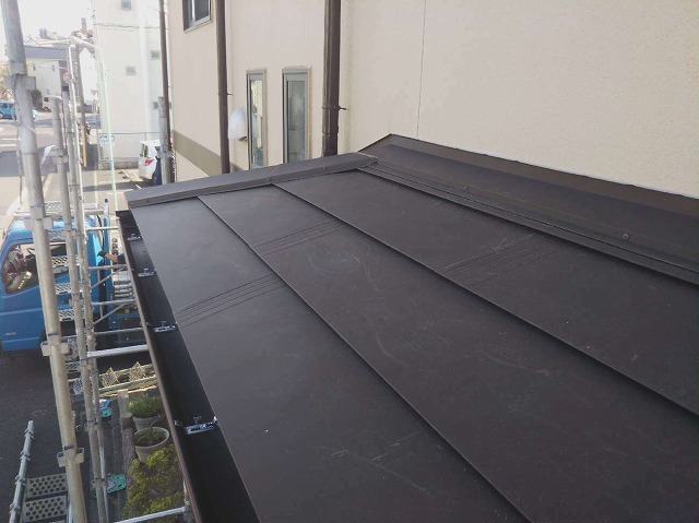 下屋根にガルバリウム鋼板屋根を使ったカバー工法メンテナンス