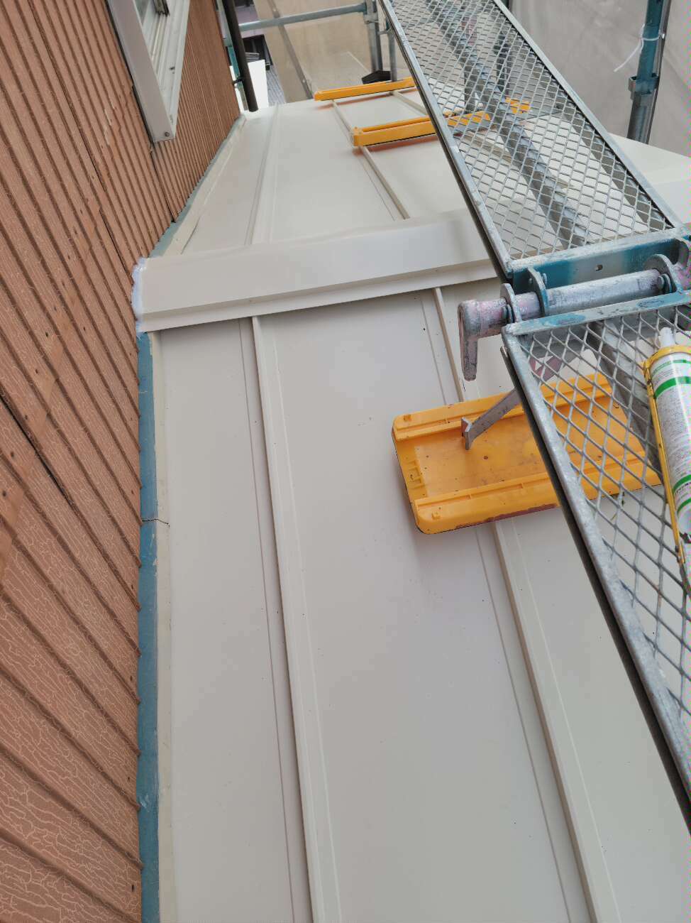 棟板金など役物の取り付け