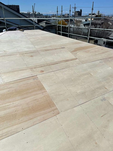 屋根のカバー工法のために既存屋根の上に合板を施工