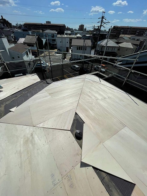 スレート屋根のカバー工法メンテナンスで合板施工