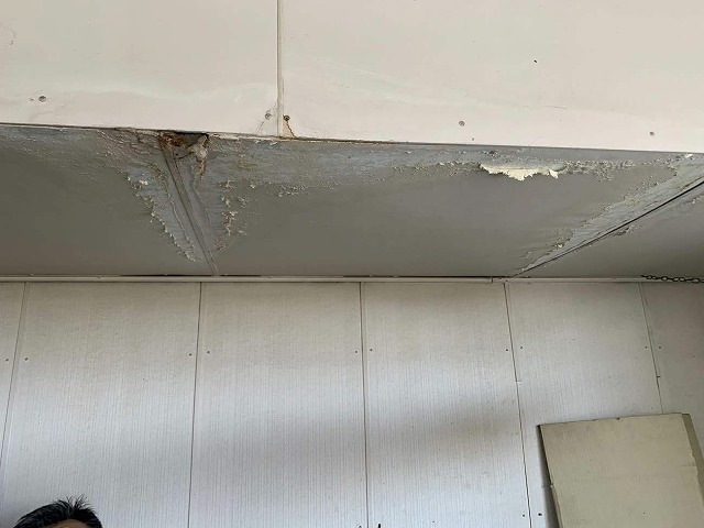 屋上防水の劣化による雨漏りで室内の天井が傷んでいる様子