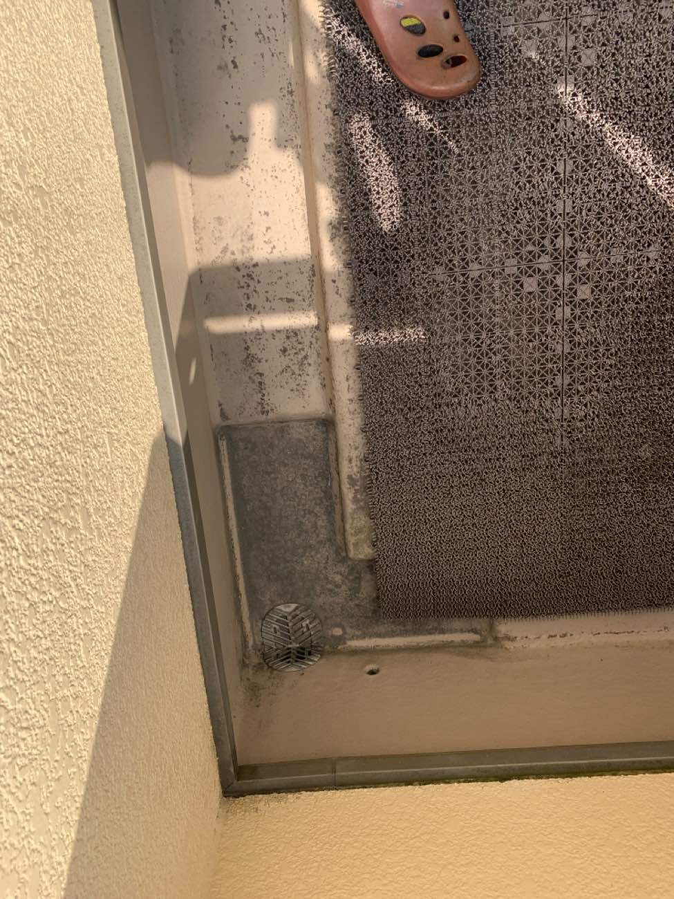 ベランダの排水溝の汚れ