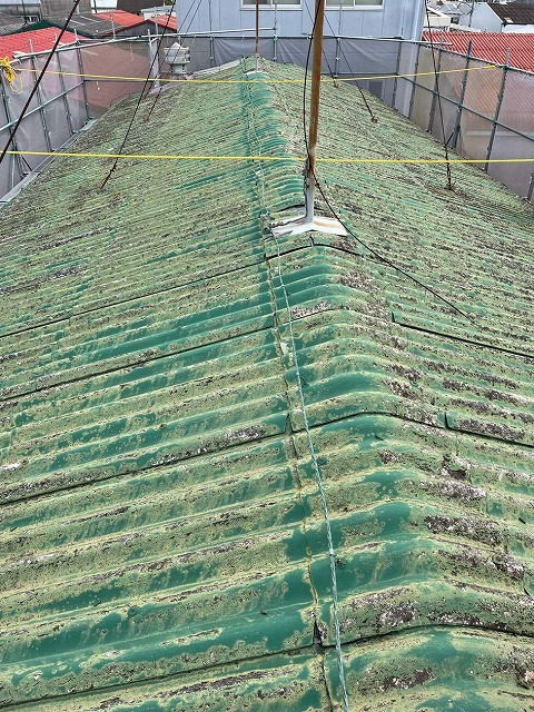 屋根カバー工法メンテナンスのための避雷針撤去の様子
