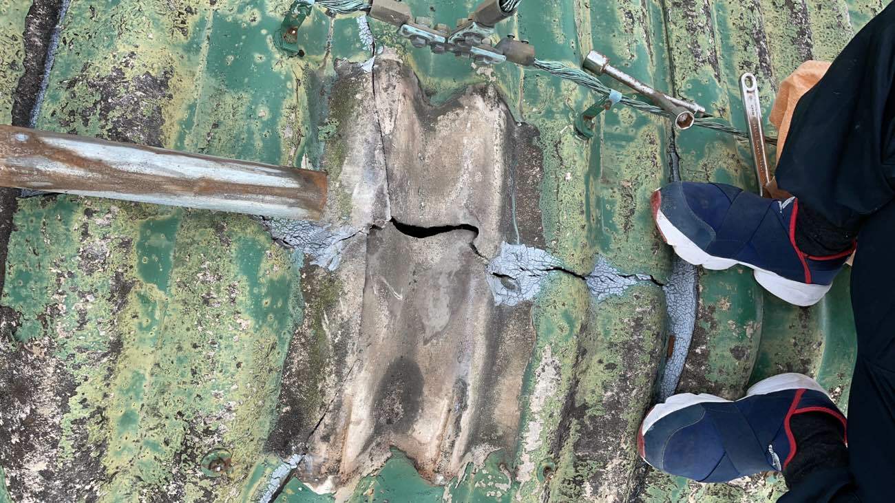 波型スレートの割れ