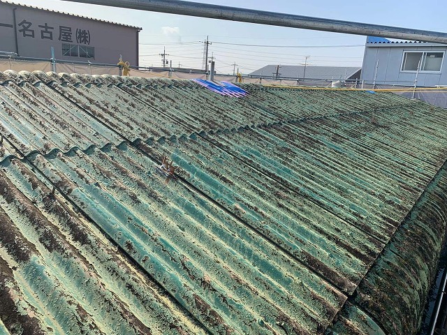 波型スレート屋根の著しい塗膜剥がれ