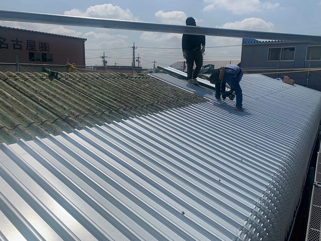 波型スレート屋根のカバー工法でガルバリウム鋼板屋根の2段目の施工