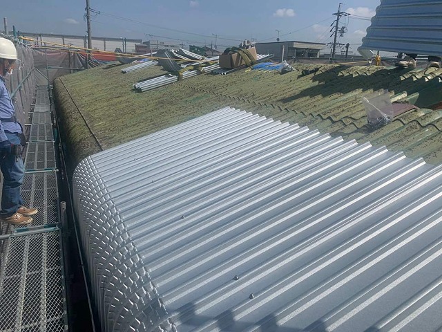 波型スレート屋根のカバー工法で屋根の軒先から施工を開始