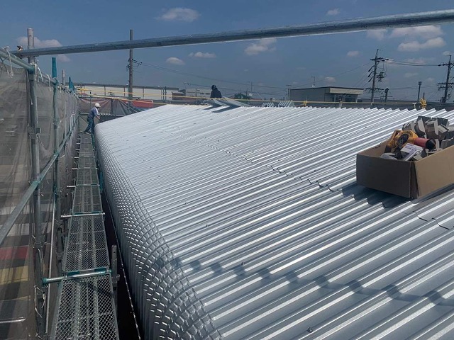 波型スレート屋根にガルバリウム鋼板屋根を被せて施工した状況